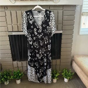 Black and white Torrid dress Size 0. Stretch fabric, has hidden pockets.